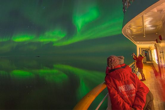 Polarlichter vor der Küste von Spitzbergen auf dem Weg nach grönland auf dem Kreuzfahrtschiff
